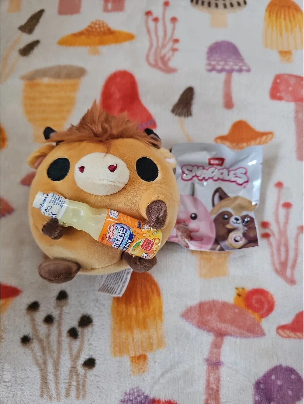 Zuru Snackles Series 3 Robbie the Highland Cow holding Ramune Soda 8